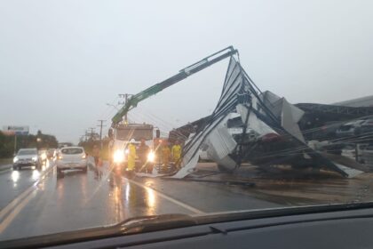 brasil-|-vientos,-granizo-y-lluvias-intensas-causaron-destrozos-en-santa-catarina,-derribaron-un-camion-y-volaron-techos