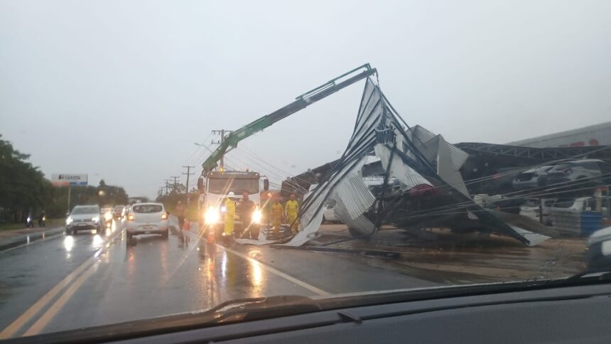 brasil-|-vientos,-granizo-y-lluvias-intensas-causaron-destrozos-en-santa-catarina,-derribaron-un-camion-y-volaron-techos