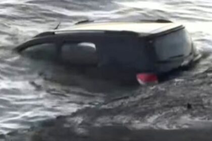 pescadores-rescataron-a-una-mujer-y-una-nina-de-11-anos-que-cayeron-al-rio-de-la-plata-en-su-camioneta