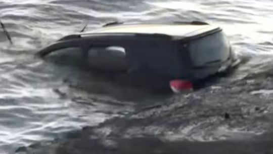pescadores-rescataron-a-una-mujer-y-una-nina-de-11-anos-que-cayeron-al-rio-de-la-plata-en-su-camioneta