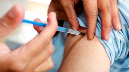 vacunacion-pami:-los-detalles-sobre-la-aplicacion-conjunta-contra-la-gripe,-neumonia-y-covid-19
