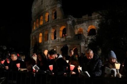 el-papa-leon-xiv-cargara-la-cruz-en-todo-el-viacrucis-del-coliseo-por-primera-vez-en-decadas