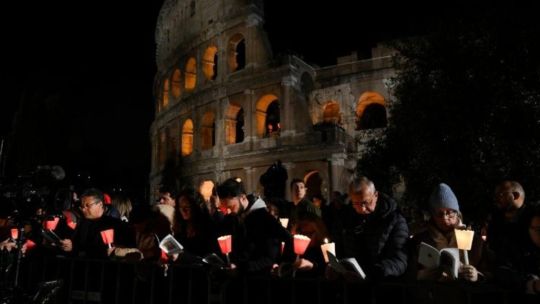 el-papa-leon-xiv-cargara-la-cruz-en-todo-el-viacrucis-del-coliseo-por-primera-vez-en-decadas