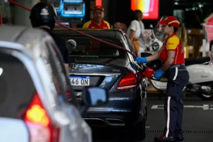 otras-petroleras-se-suman-a-ypf-y-acuerdan-estabilizar-el-precio-de-los-combustibles-por-45-dias