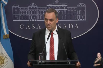 manuel-adorni-contrato-a-un-estudio-de-abogados-para-defenderse-en-comodoro-py:-lo-investigan-por-enriquecimiento-ilicito-y-un-viaje-en-vuelo-privado
