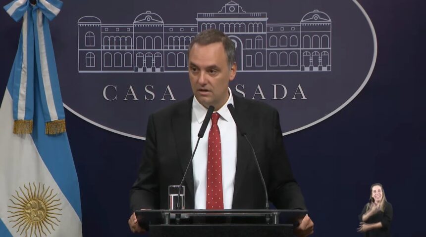 manuel-adorni-contrato-a-un-estudio-de-abogados-para-defenderse-en-comodoro-py:-lo-investigan-por-enriquecimiento-ilicito-y-un-viaje-en-vuelo-privado
