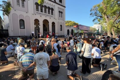 viernes-santo-en-posadas-|-masivo-via-crucis-viviente-con-fuerte-presencia-de-fieles-y-turistas-en-la-catedral