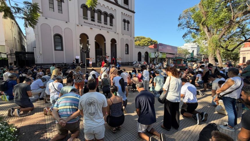 viernes-santo-en-posadas-|-masivo-via-crucis-viviente-con-fuerte-presencia-de-fieles-y-turistas-en-la-catedral