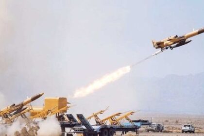 iran-golpea-la-infraestructura-industrial-de-los-paises-del-golfo-y-recibe-una-dura-replica-israeli
