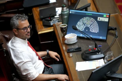 tension-en-diputados-|-el-oficialismo-prioriza-la-reforma-de-la-ley-de-glaciares-y-posterga-el-proyecto-de-sturzenegger-que-quita-fondos-a-municipios