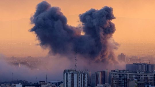 fuertes-explosiones-en-teheran-por-mas-ataques-de-israel-y-todos-buscan-a-un-piloto-americano-caido