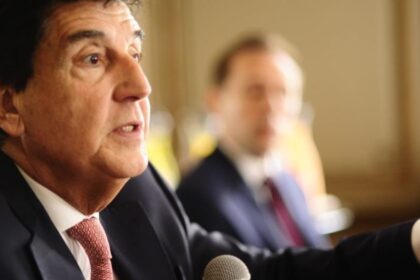 melconian-cruzo-a-caputo-por-sus-criticas-a-los-que-piden-devaluar:-“que-miren-un-poco-alrededor-que-tienen-un-monton-para-cagar-a-patadas-en-el-culo”
