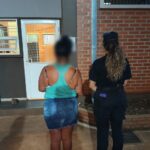 una-mujer-violo-una-restriccion-de-acercamiento-e-intento-ingresar-por-el-techo-a-la-casa-de-su-ex:-termino-detenida