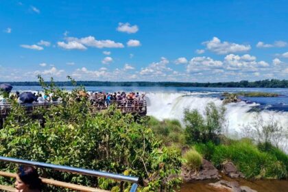 fuerte-movimiento-turistico-en-iguazu:-mas-de-15-mil-turistas-visitaron-las-cataratas-en-el-inicio-del-finde-largo