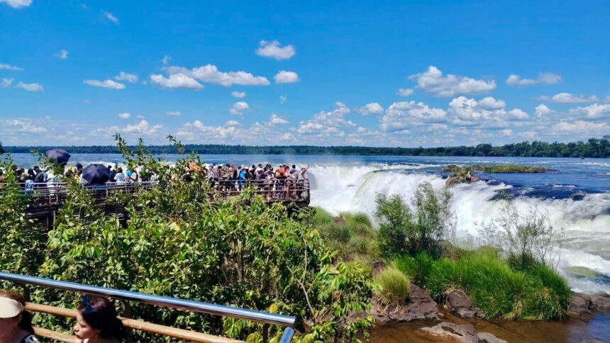 fuerte-movimiento-turistico-en-iguazu:-mas-de-15-mil-turistas-visitaron-las-cataratas-en-el-inicio-del-finde-largo