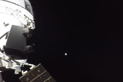 artemis-ii-avanza-hacia-la-luna:-la-nasa-confirmo-que-la-tripulacion-ya-recorrio-la-mitad-del-viaje