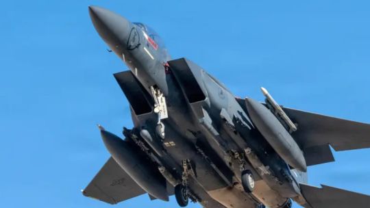 lejos-de-top-gun-y-las-peliculas,-eeuu.-no-consigue-todavia-rescatar-a-su-piloto-de-f-15-derribado-en-iran
