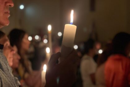 sabado-de-gloria-y-vigilia-pascual-en-posadas:-sacerdote-destaco-que-la-resurreccion-es-el-fundamento-de-la-fe-y-celebro-la-creciente-participacion-de-jovenes
