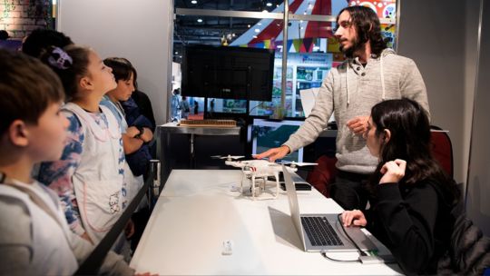 la-tecnologia-y-el-pensamiento-cientifico-dominaron-la-agenda-en-la-50°-feria-del-libro-de-buenos-aires