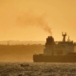 flota-fantasma:-los-barcos-petroleros-sin-control-que-amenazan-con-un-desastre-ambiental