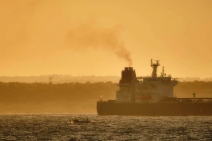 flota-fantasma:-los-barcos-petroleros-sin-control-que-amenazan-con-un-desastre-ambiental