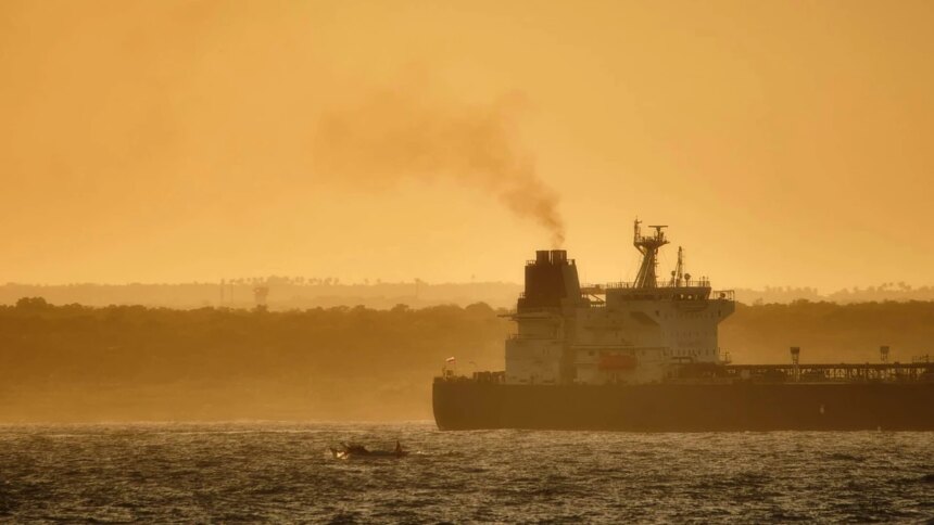 flota-fantasma:-los-barcos-petroleros-sin-control-que-amenazan-con-un-desastre-ambiental