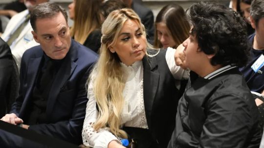 veronica-ojeda-lloro-en-el-juicio-del-caso-maradona-y-apunto-contra-los-medicos:-“mataron-al-papa-de-mi-hijo”