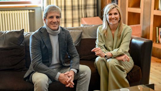 en-el-foro-llao-llao,-luis-caputo-se-reunio-con-la-reina-maxima:-“un-placer-charlar-sobre-economia-e-inclusion-financiera”
