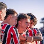 la-historia-de-chacarita-juniors:-el-club-de-barrio-con-la-camiseta-mas-linda-del-mundo,-que-fue-campeon-de-primera-y-bailo-al-bayern-munich