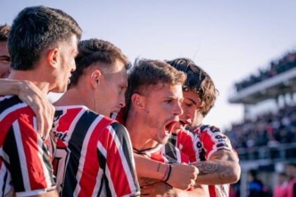 la-historia-de-chacarita-juniors:-el-club-de-barrio-con-la-camiseta-mas-linda-del-mundo,-que-fue-campeon-de-primera-y-bailo-al-bayern-munich