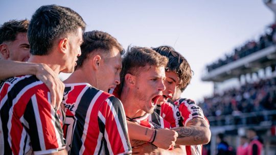 la-historia-de-chacarita-juniors:-el-club-de-barrio-con-la-camiseta-mas-linda-del-mundo,-que-fue-campeon-de-primera-y-bailo-al-bayern-munich