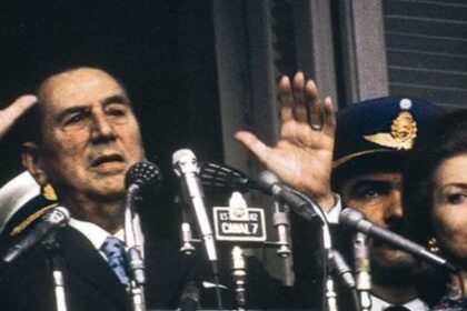 un-minuto-y-19-segundos-de-tension:-la-tarde-que-peron-perdio-la-paciencia-y-les-dijo-“estupidos”-e-“imberbes”-a-los-montoneros