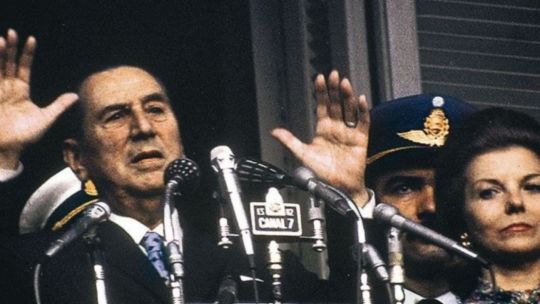 un-minuto-y-19-segundos-de-tension:-la-tarde-que-peron-perdio-la-paciencia-y-les-dijo-“estupidos”-e-“imberbes”-a-los-montoneros
