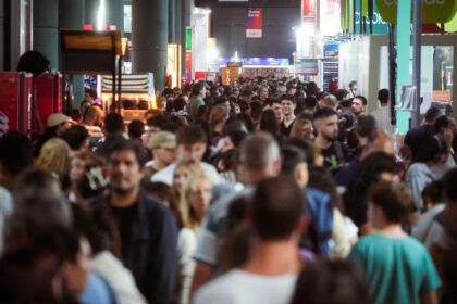 una-multitud-lleno-la-feria-del-libro-en-un-feriado-a-pleno-y-con-buenas-ventas
