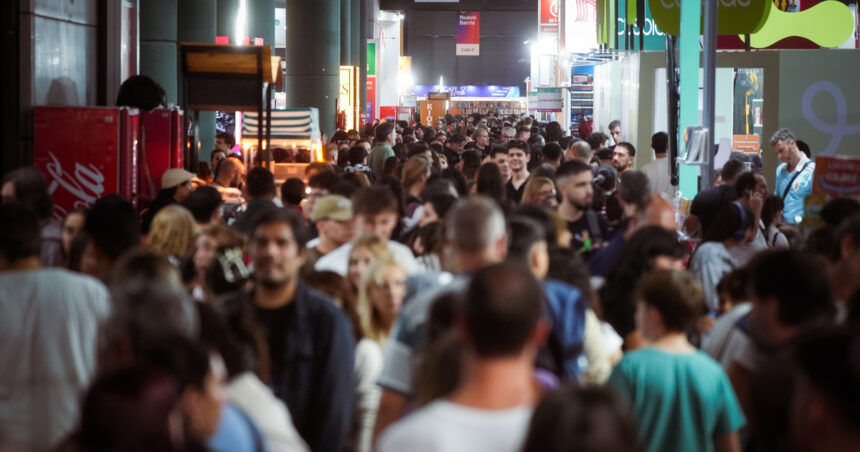 una-multitud-lleno-la-feria-del-libro-en-un-feriado-a-pleno-y-con-buenas-ventas