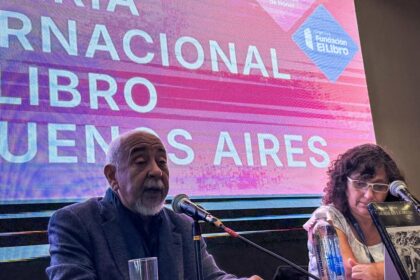 leonardo-padura:-“cuba-debe-cambiar”,-dijo-al-presentar-‘morir-en-la-arena’-a-sala-llena