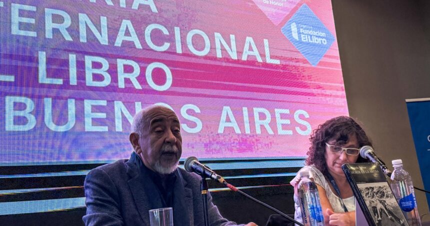 leonardo-padura:-“cuba-debe-cambiar”,-dijo-al-presentar-‘morir-en-la-arena’-a-sala-llena
