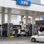 ypf-facilita-la-compra-de-sus-acciones-a-inversores:-divide-por-10-su-precio-y-busca-evitar-estafas