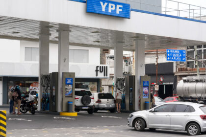 ypf-facilita-la-compra-de-sus-acciones-a-inversores:-divide-por-10-su-precio-y-busca-evitar-estafas
