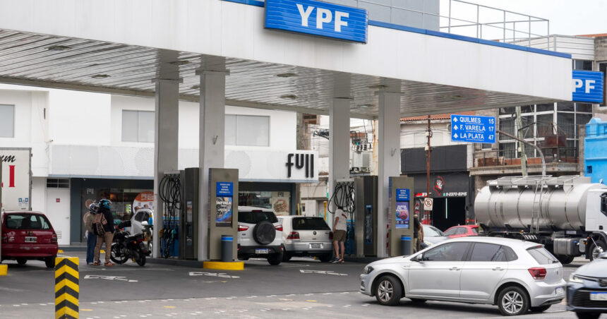 ypf-facilita-la-compra-de-sus-acciones-a-inversores:-divide-por-10-su-precio-y-busca-evitar-estafas