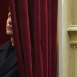 santiago-caputo-pierde-poder-ante-el-avance-de-karina-milei,-pero-no-renuncia-y-monitorea-privatizaciones,-pliegos-y-cargos