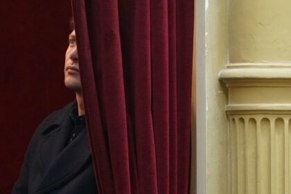 santiago-caputo-pierde-poder-ante-el-avance-de-karina-milei,-pero-no-renuncia-y-monitorea-privatizaciones,-pliegos-y-cargos