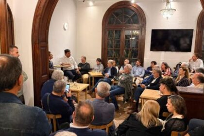 alfio-acosta-presento-en-rosario-su-libro-sobre-alfonsin-y-el-vinculo-con-los-intelectuales