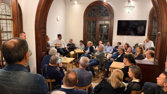 alfio-acosta-presento-en-rosario-su-libro-sobre-alfonsin-y-el-vinculo-con-los-intelectuales