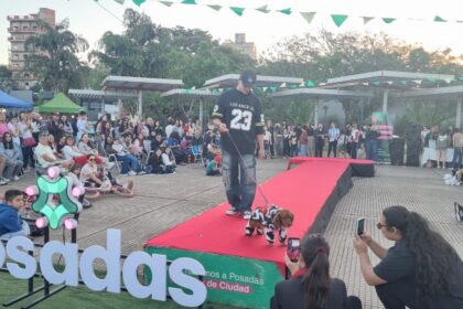 mas-de-30-mascotas-desfilaron-en-la-costanera-de-posadas-en-una-jornada-que-reunio-emprendedores-y-familias