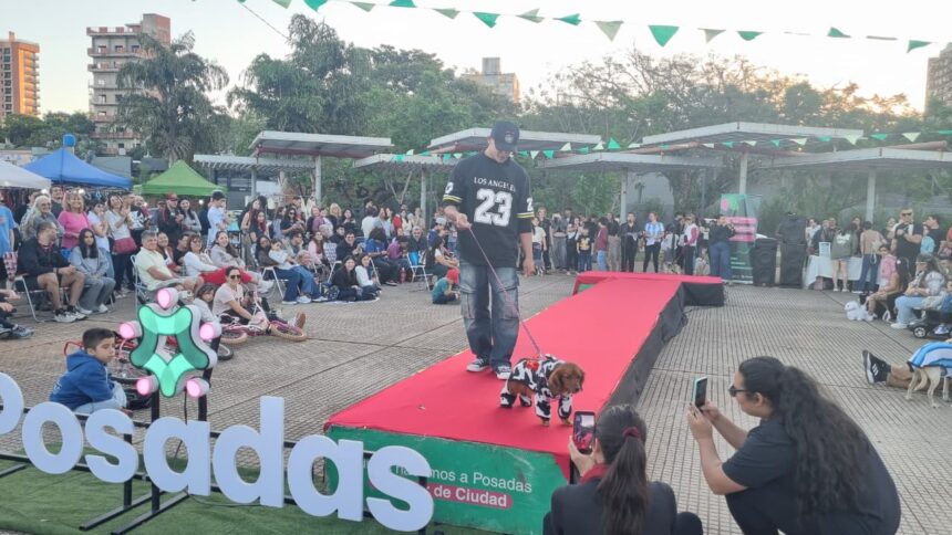mas-de-30-mascotas-desfilaron-en-la-costanera-de-posadas-en-una-jornada-que-reunio-emprendedores-y-familias