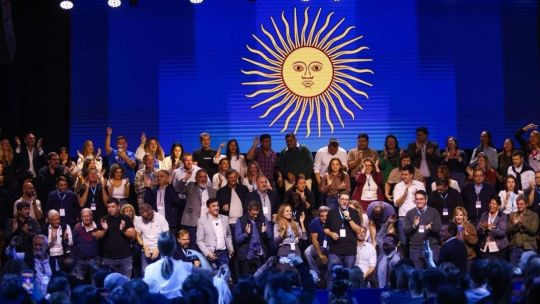 llaryora-toma-nota-del-peronismo-federal-y-mide-como-jugara-cordoba-en-el-escenario-nacional