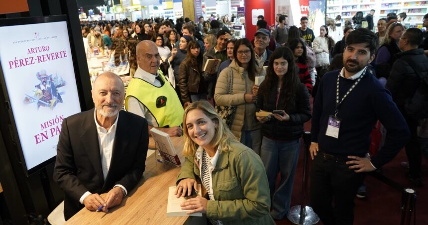 a-sala-llena,-perez-reverte-hablo-de-alatriste,-la-guerra-y-su-nueva-novela-“mision-en-paris”