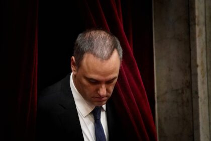 los-detalles-de-otro-viaje-vip-de-manuel-adorni-que-dinamitan-el-operativo-rescate-del-gobierno