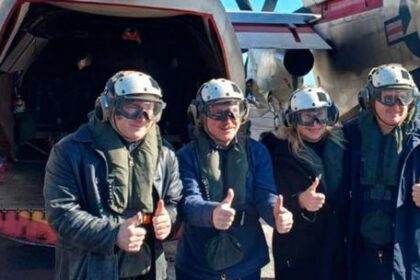 milei-top-gun:-gracias-a-un-dnu-se-paseo-por-un-portaaviones-nuclear-de-eeuu.